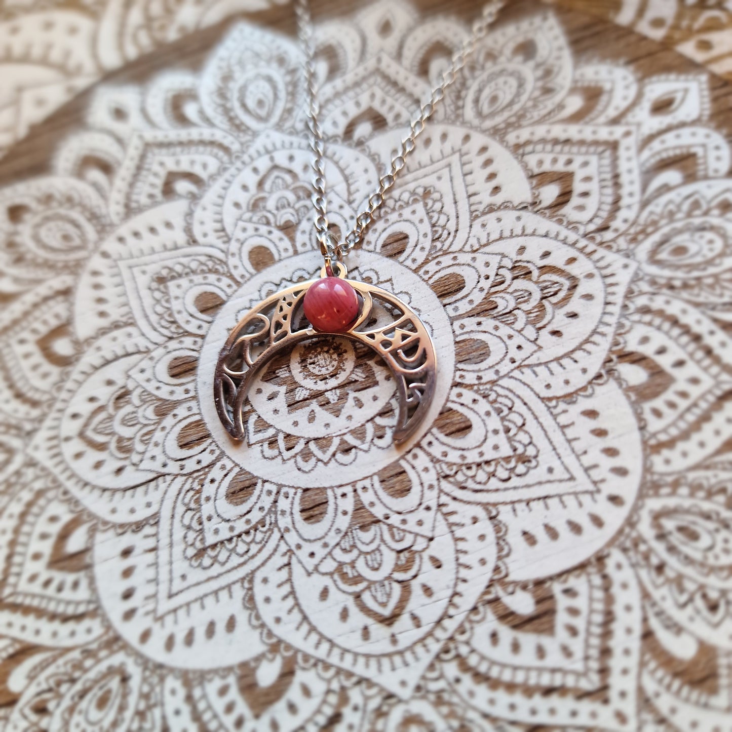 Colgante Luna Invertida con rodonita ~  Amor Propio y Sanación Emocional