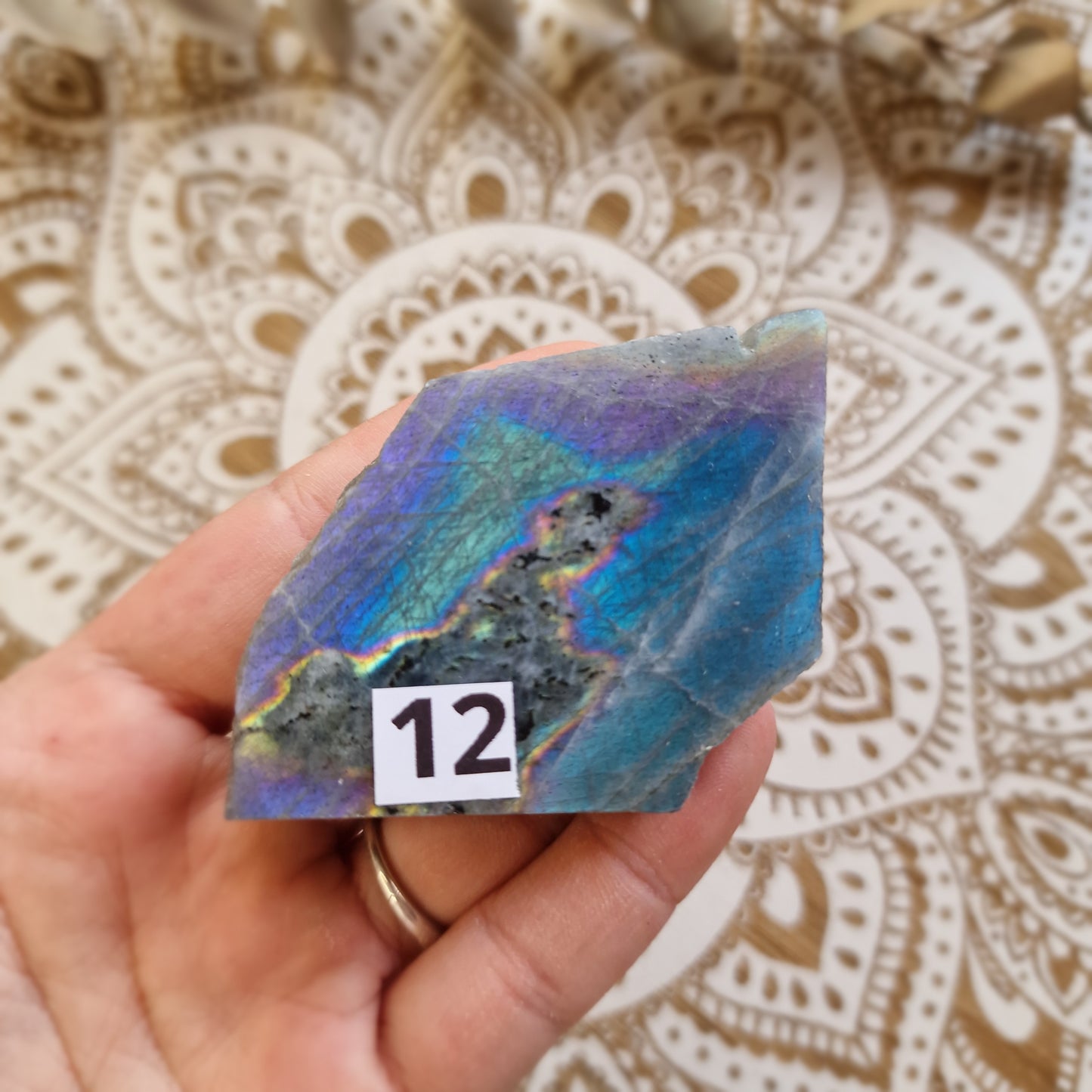 ✨ Labradorita – Pequeños portales de intuición y protección ✨