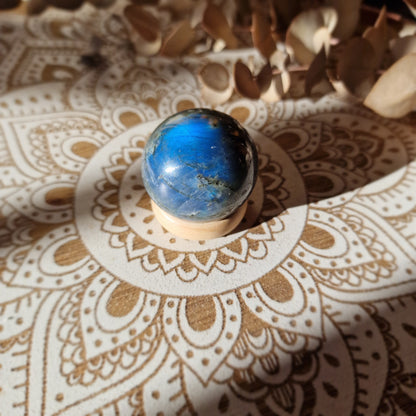 Esfera de Labradorita con Base de Madera ~ Protección y Conexión Interior