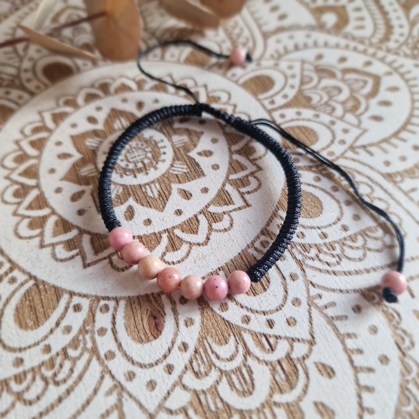 Pulsera Macramé de Rodonita (6 mm) ajustable ~ Equilibrio emocional y amor propio