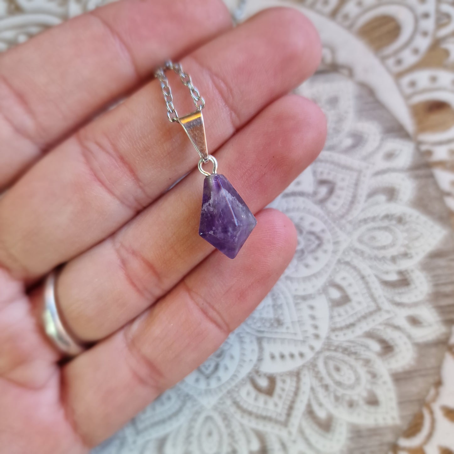 Colgante Punta Cónica de Amatista – Calma, intuición y equilibrio espiritual 💜