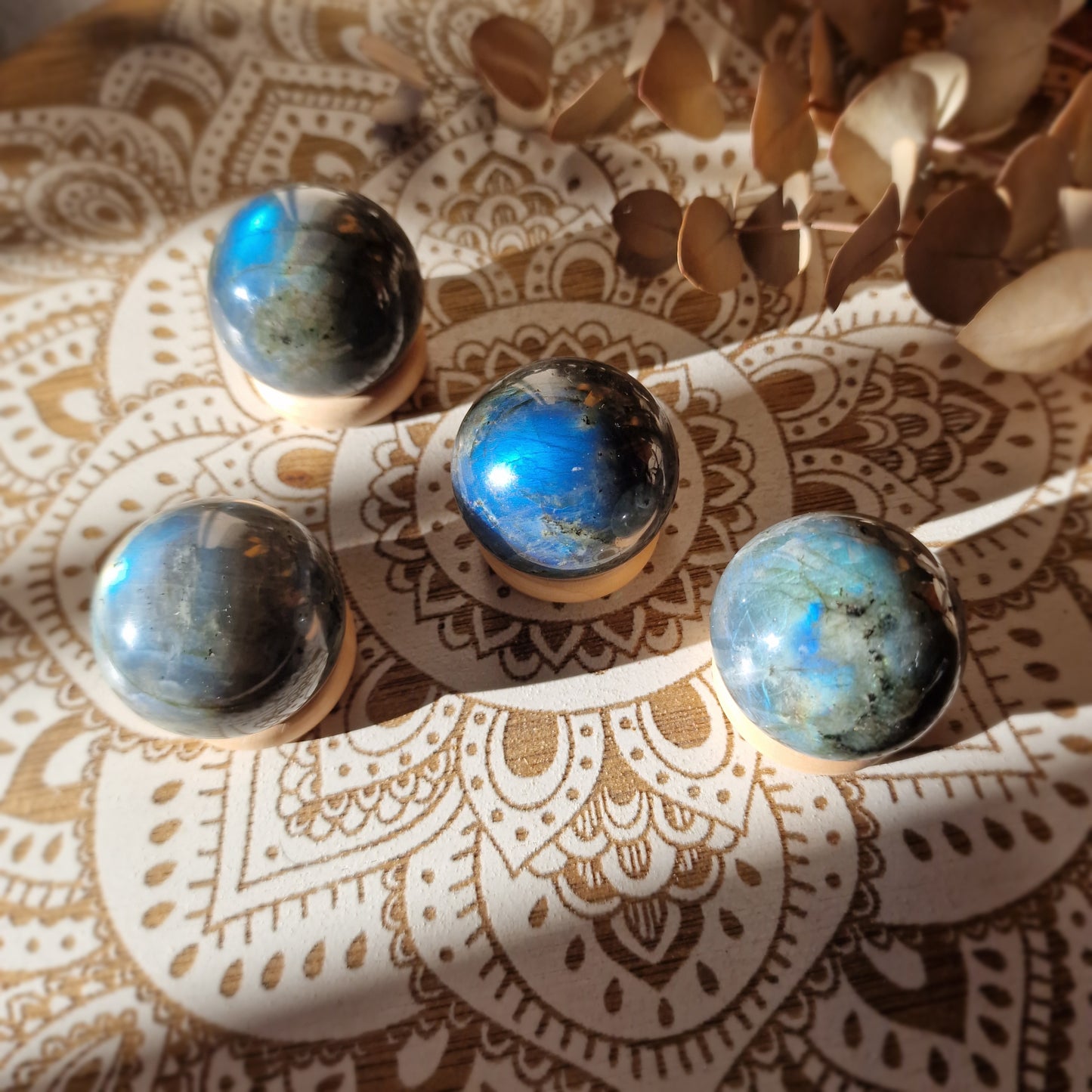 Esfera de Labradorita con Base de Madera ~ Protección y Conexión Interior
