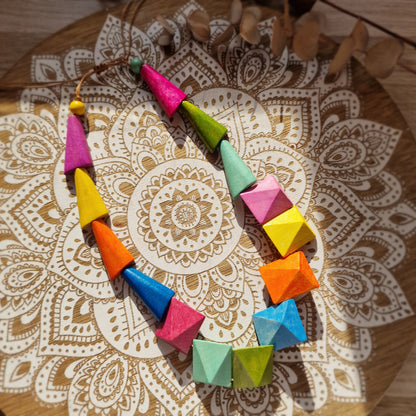 Collar Artesanal de Madera Multicolor ~ Alegría y autenticidad