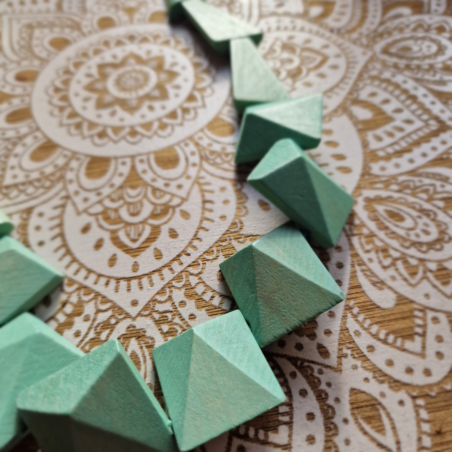 Collar Artesanal de Madera Verde Menta ~ Frescura y calma
