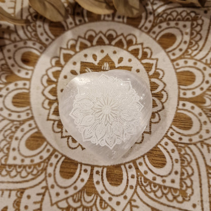 Corazón de Selenita con Mandala Tallado ~ Pureza, Armonía y Luz Interior