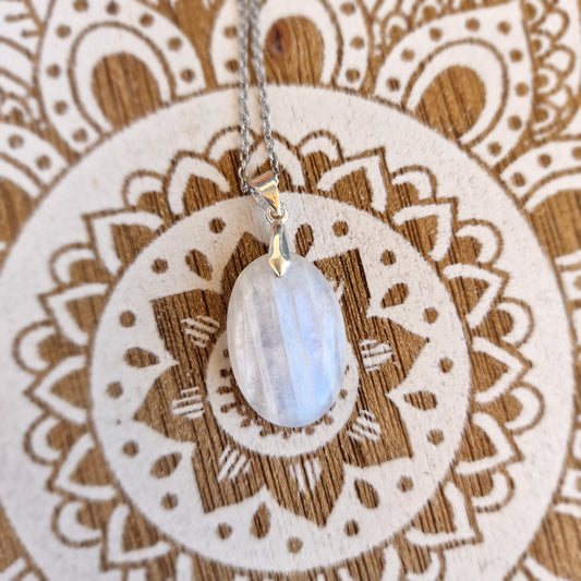Colgante de Piedra Luna – Intuición y Feminidad Sagrada