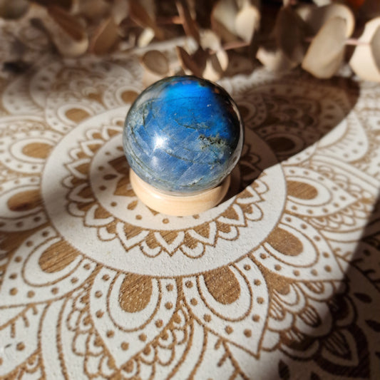 Esfera de Labradorita con Base de Madera ~ Protección y Conexión Interior