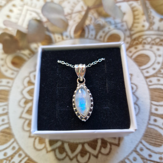 Colgante Ovalado de Piedra Luna en Plata de Ley 925 ~ Luz Interior y Armonía Emocional
