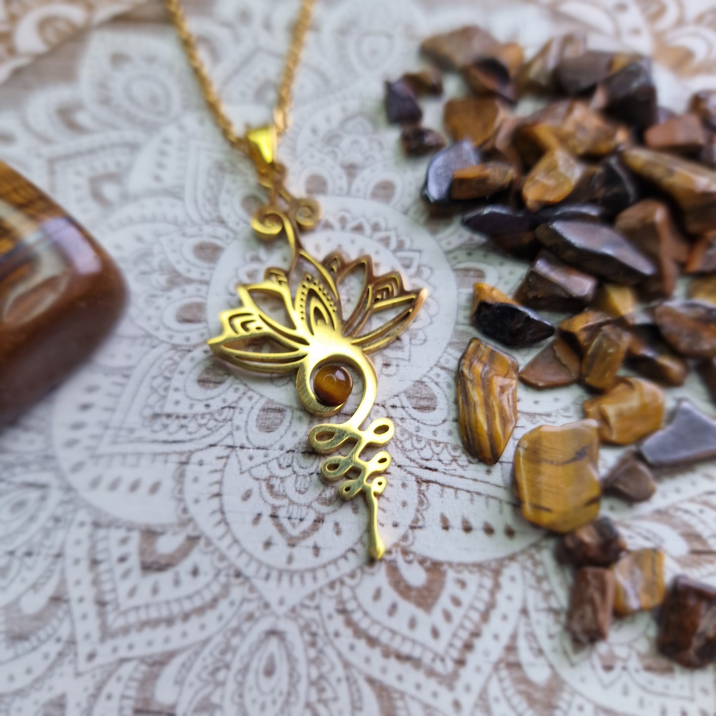 Colgante Dorado Unalome con Ojo de Tigre ~ Fuerza y Protección