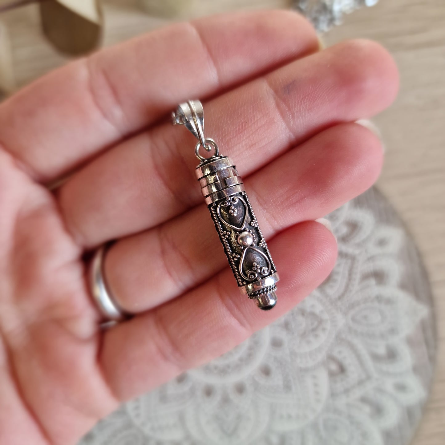 🔮 Colgante Cofre de Plata con cuarzo Herkimer y Pergamino ~ Intención, Energía y Misterio Personal