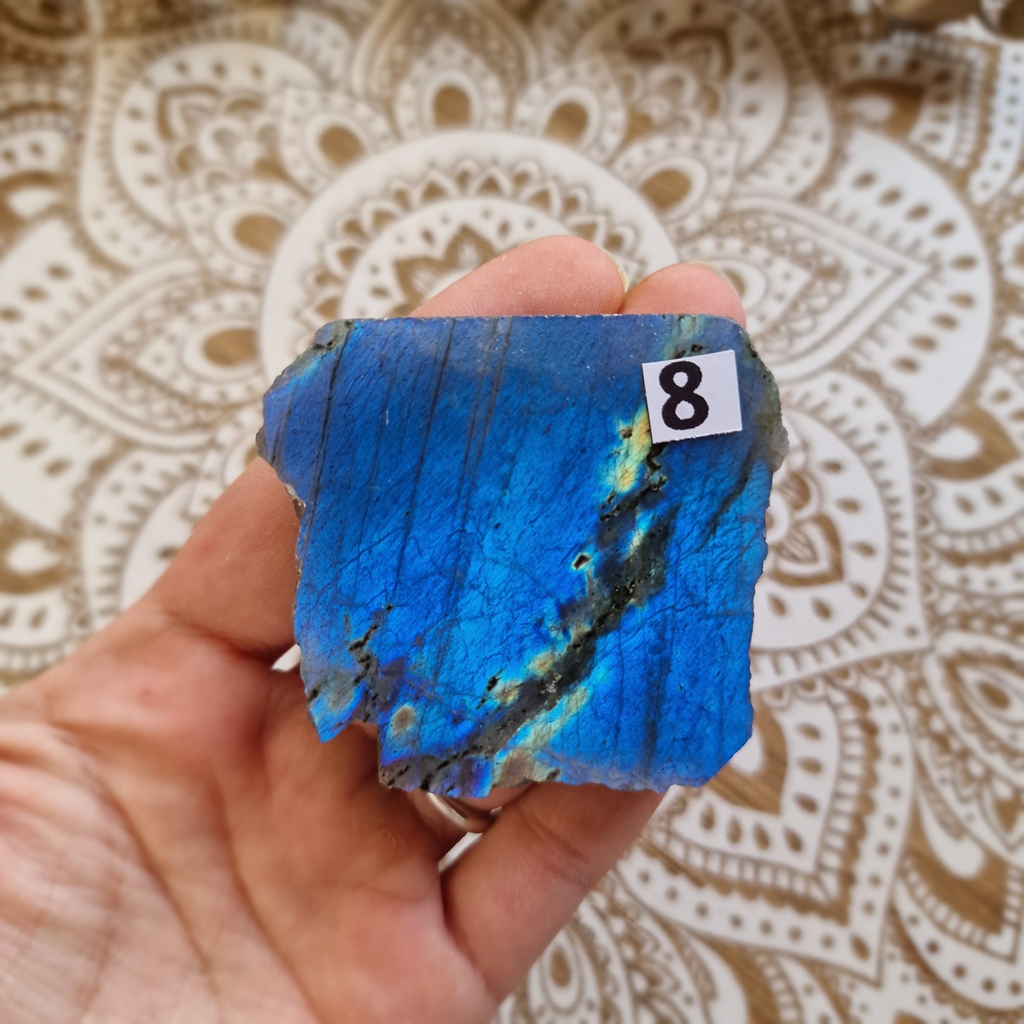 ✨ Labradorita – Pequeños portales de intuición y protección ✨