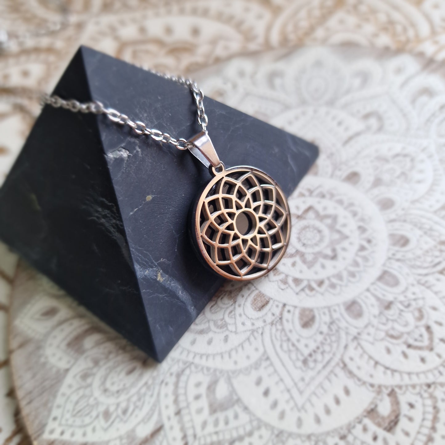 Colgante Shasrara Shungita (plateado) ~ Conexión Espiritual y Plenitud