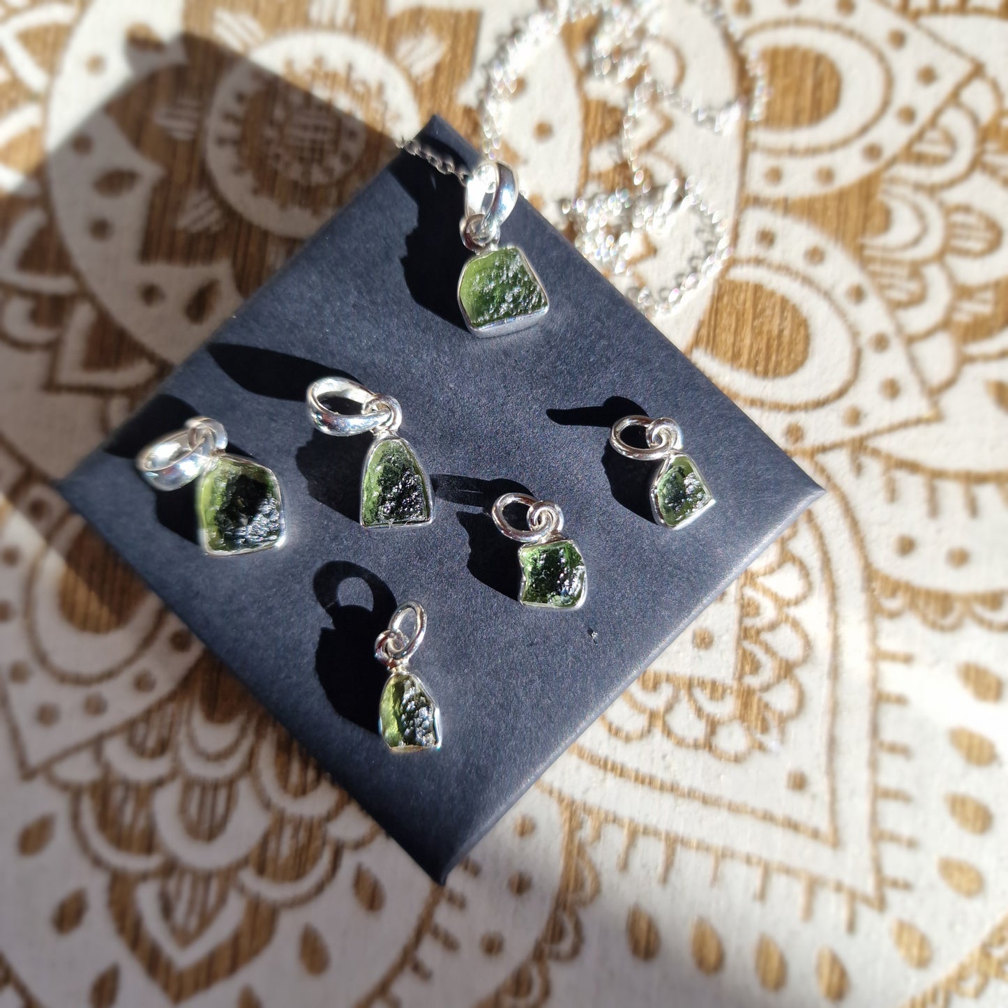 Colgante de Moldavita en Plata de ley con cadena (dos tamaños) ~ Energía Cósmica y Transformación