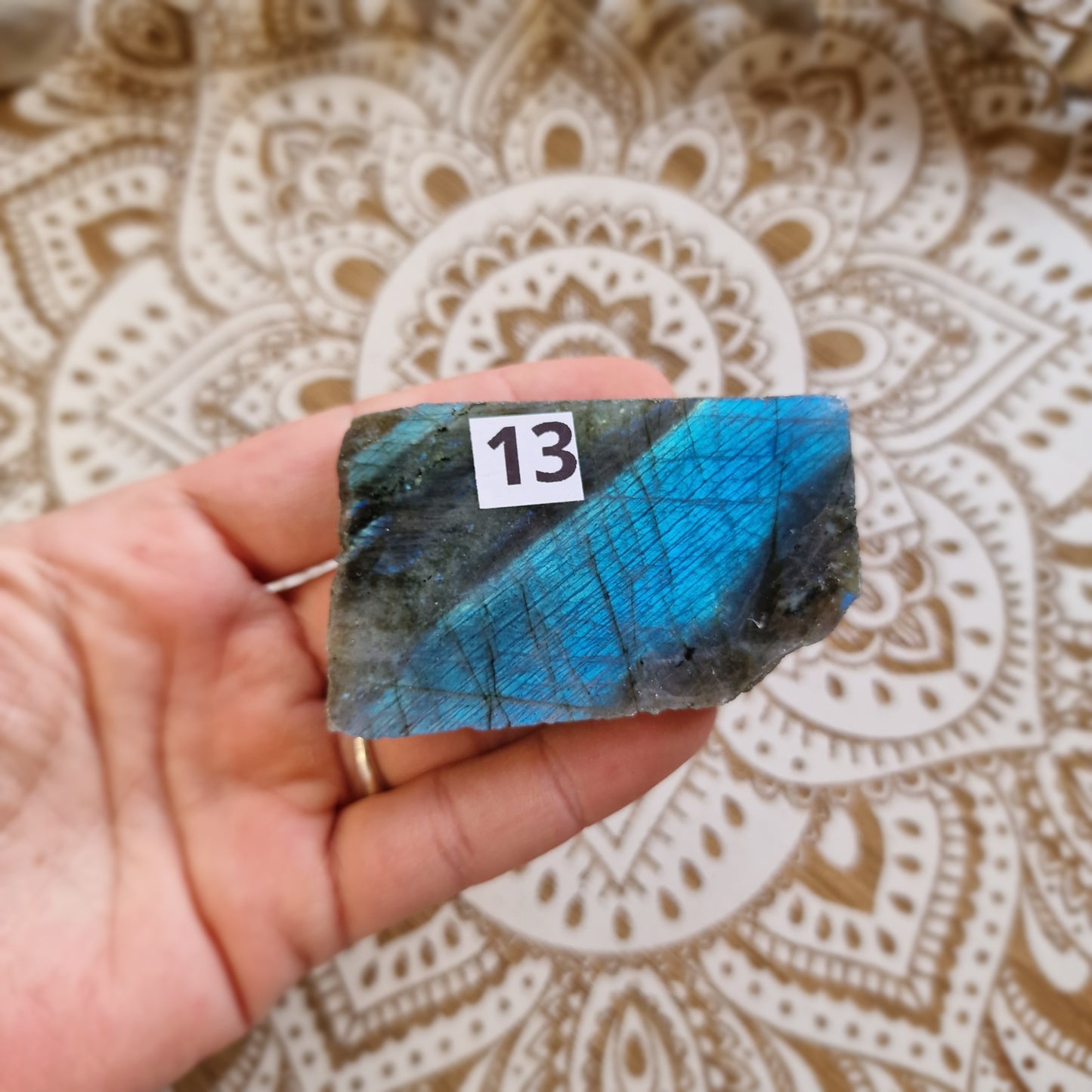 ✨ Labradorita – Pequeños portales de intuición y protección ✨