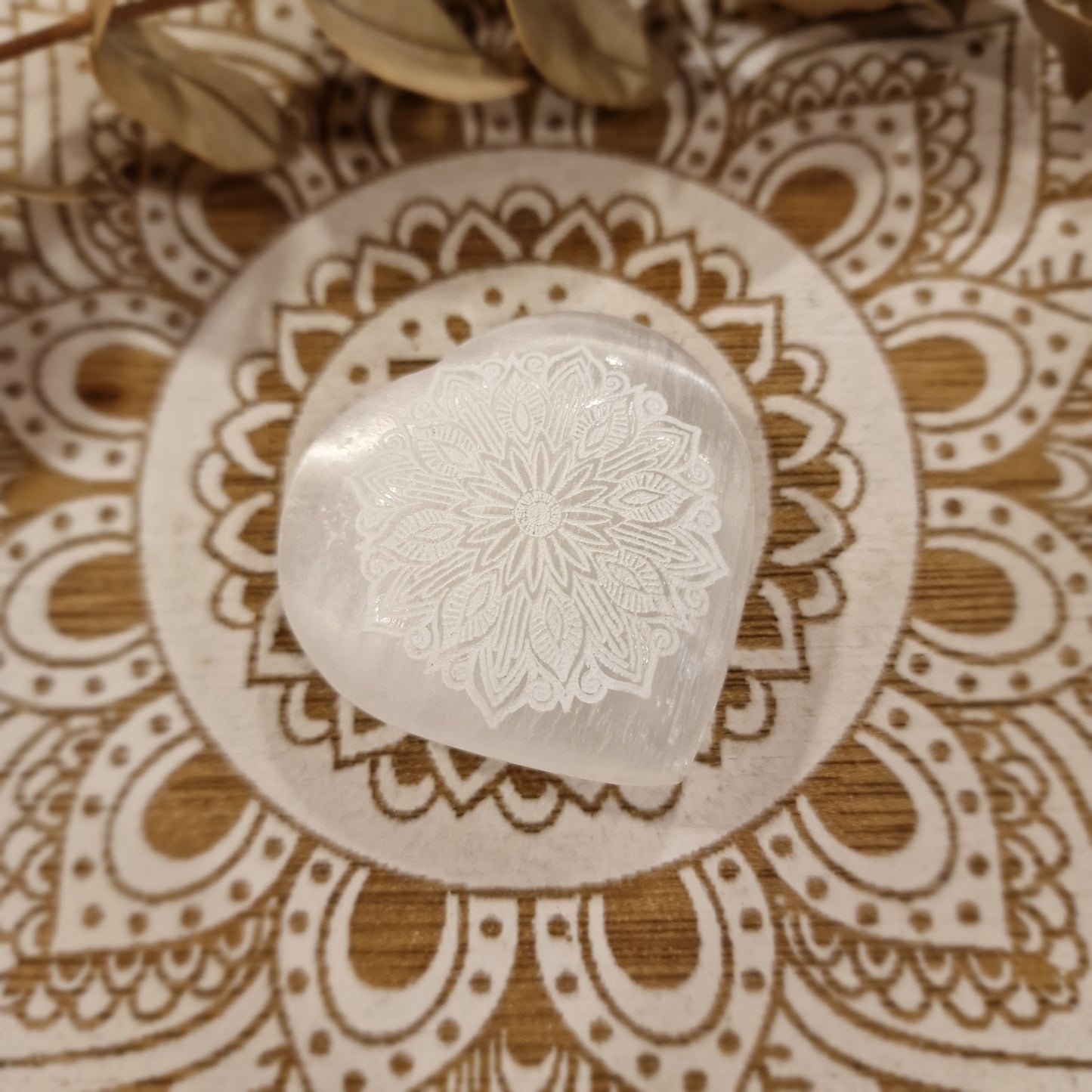 Corazón de Selenita con Mandala Tallado ~ Pureza, Armonía y Luz Interior