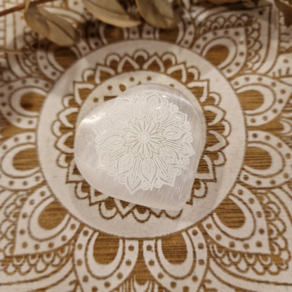 Corazón de Selenita con Mandala Tallado ~ Pureza, Armonía y Luz Interior