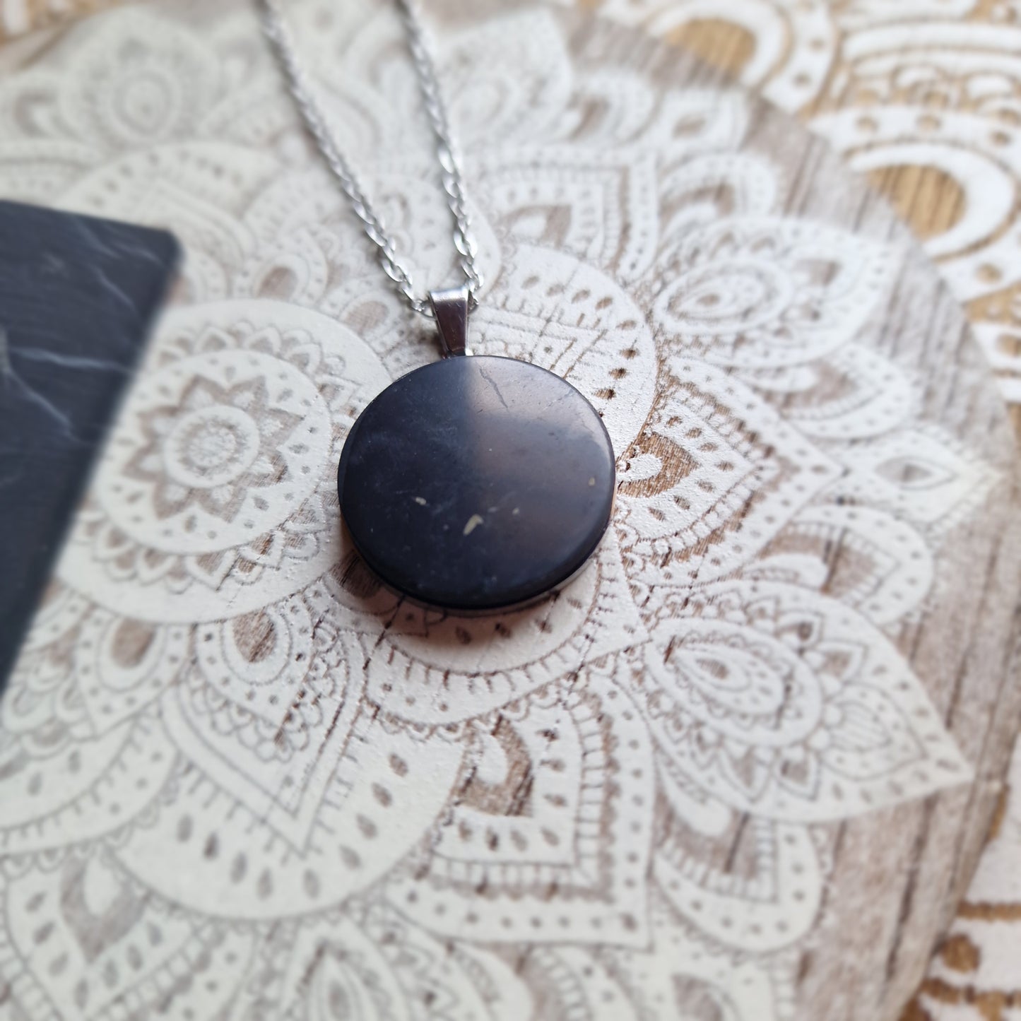 Colgante Shasrara Shungita (plateado) ~ Conexión Espiritual y Plenitud