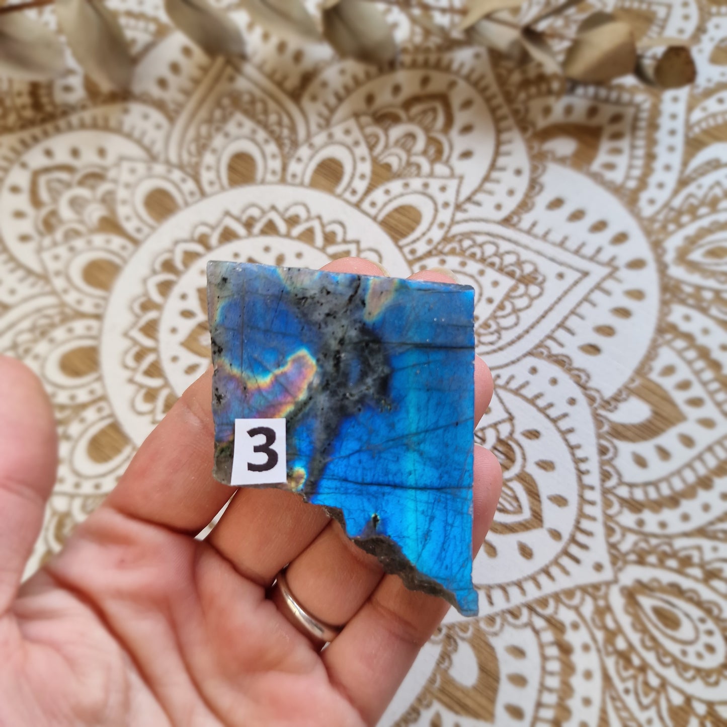 ✨ Labradorita – Pequeños portales de intuición y protección ✨