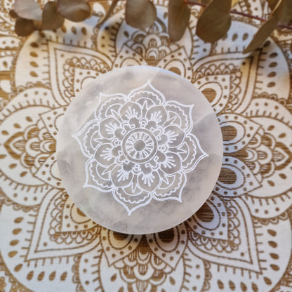 Base de Selenita Redonda ~ Flor Mandala ~ Energía y Armonización (10cm)