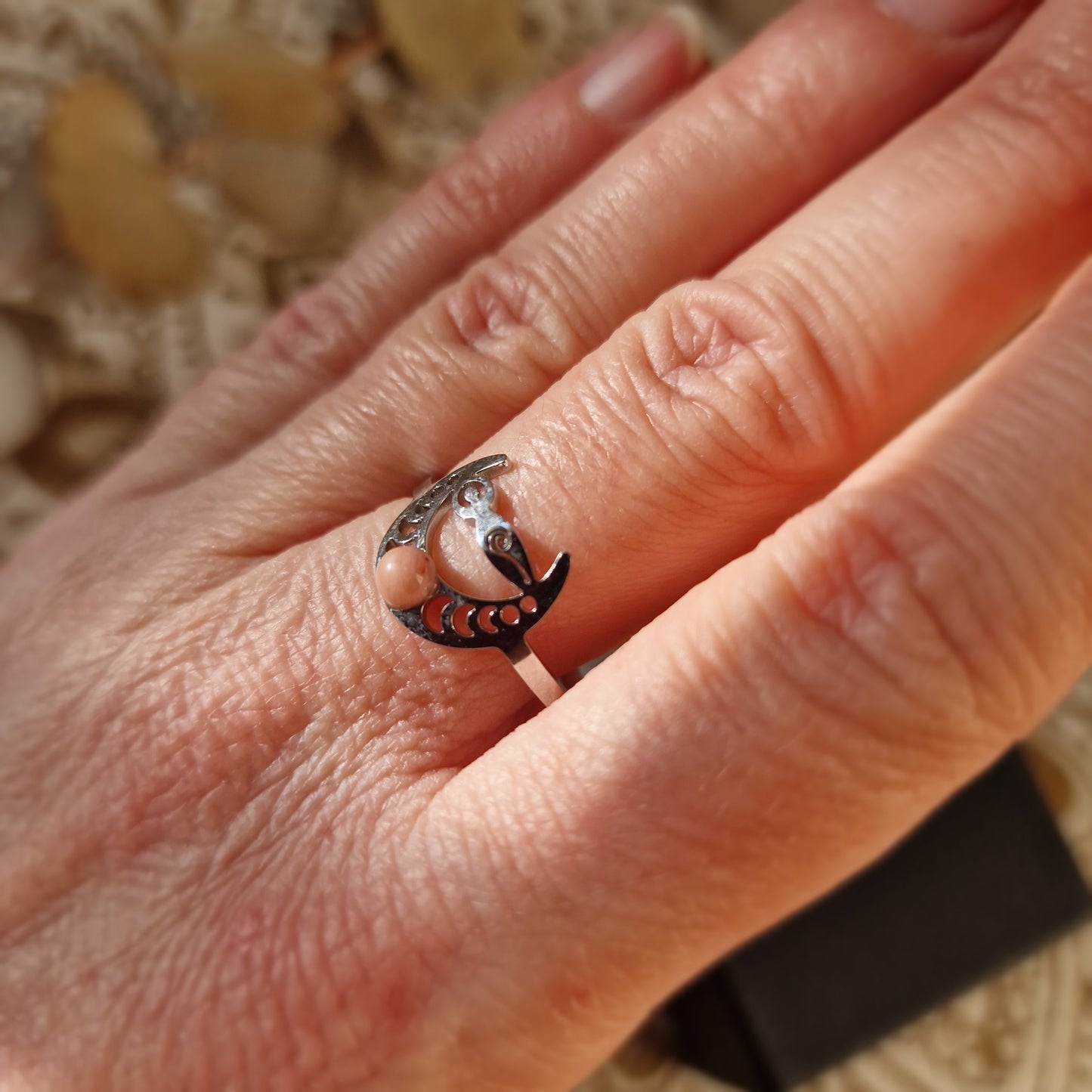 Anillo Ajustable  Luna y Diosa con Rodonita ~ Ciclos, feminidad y equilibrio emocional