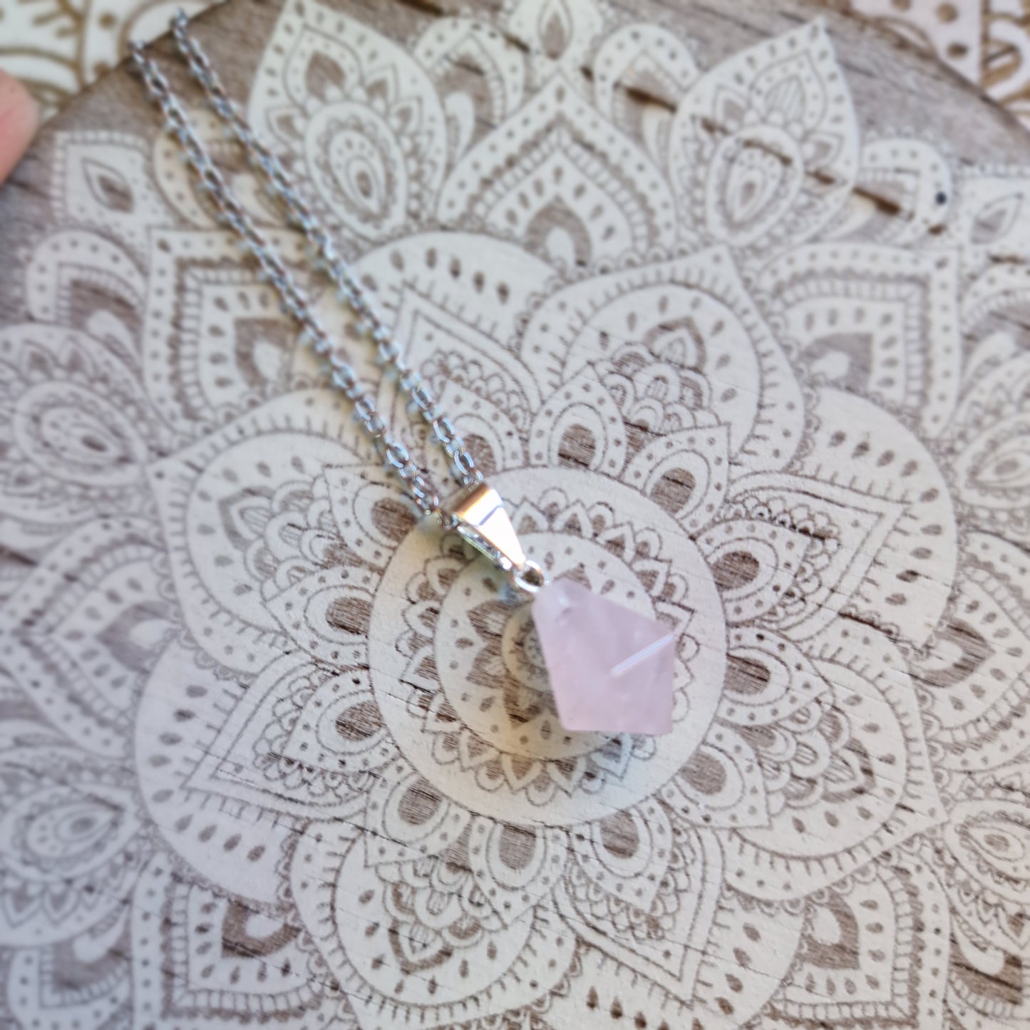 Colgante Punta Cónica de Cuarzo Rosa ~ Amor propio y suavidad emocional 🌸