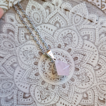 Colgante Punta Cónica de Cuarzo Rosa ~ Amor propio y suavidad emocional 🌸