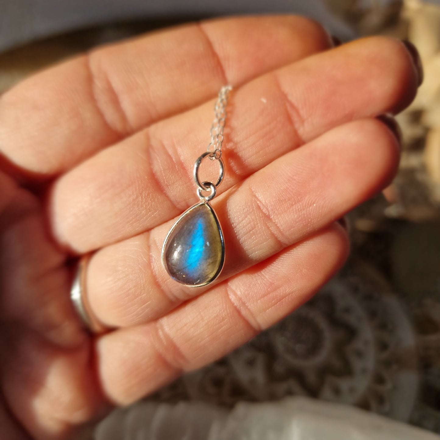 Colgante de Labradorita en Forma de Lágrima ~ Intuición y Protección