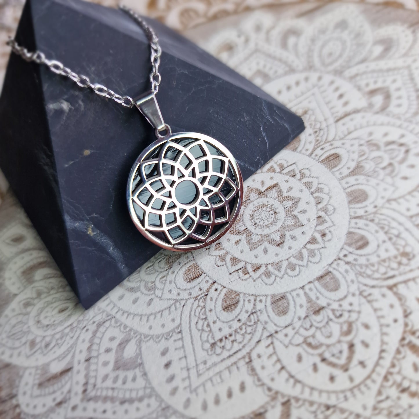 Colgante Shasrara Shungita (plateado) ~ Conexión Espiritual y Plenitud