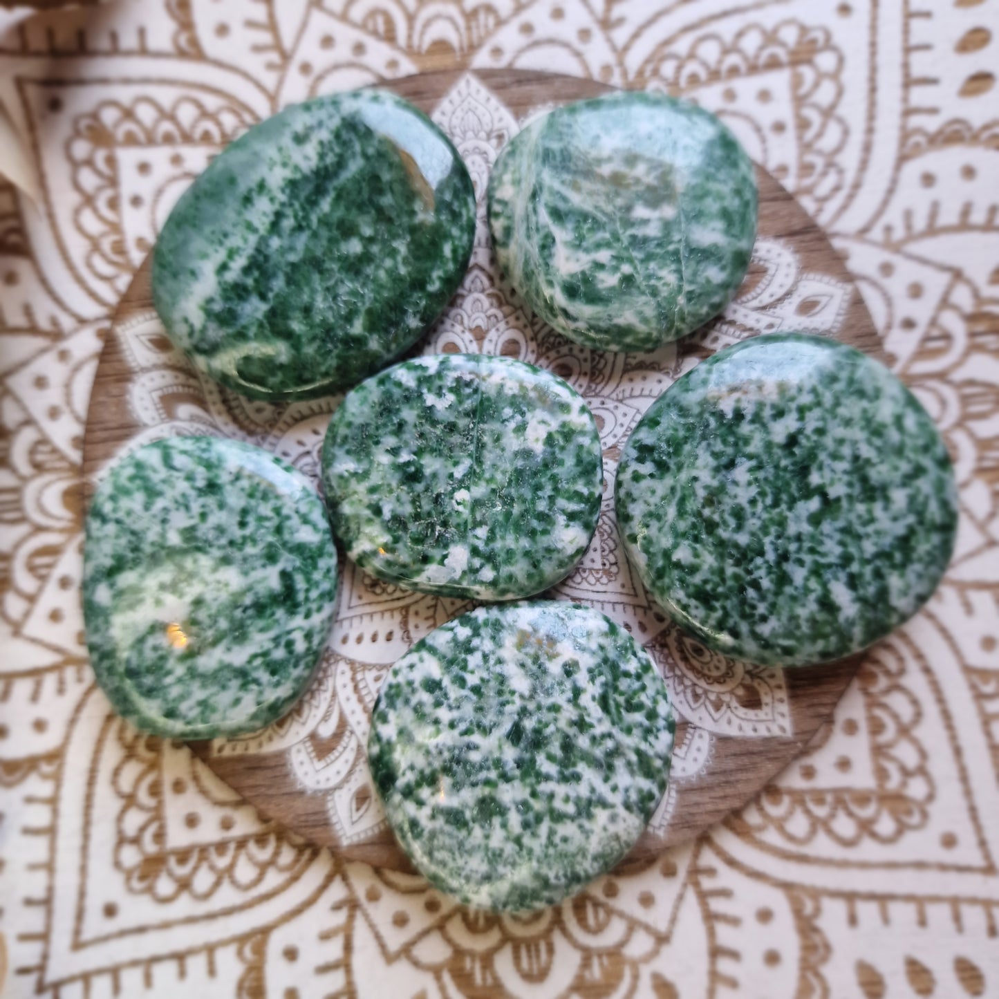 Piedra Plana Rodada de Jade Mariposita ~ Equilibrio y Armonía