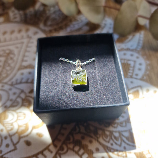 Colgante de Moldavita en Plata de ley ~ Energía Cósmica y Transformación