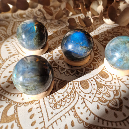 Esfera de Labradorita con Base de Madera ~ Protección y Conexión Interior