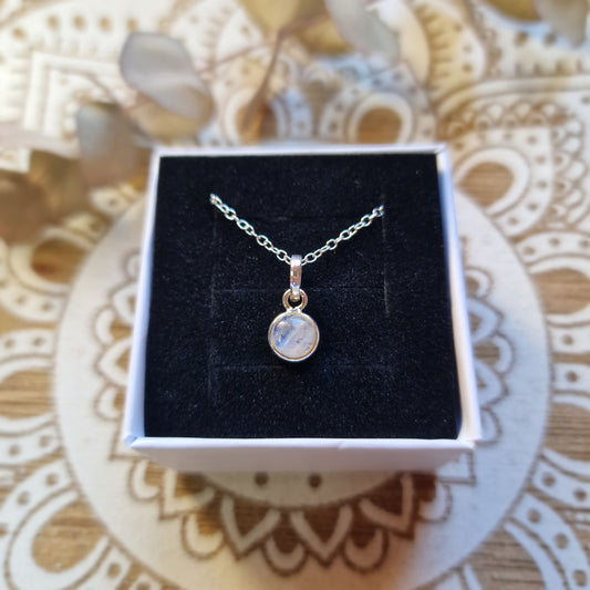 Colgante de Piedra Luna en Plata de Ley 925 ~ Intuición y Energía Femenina