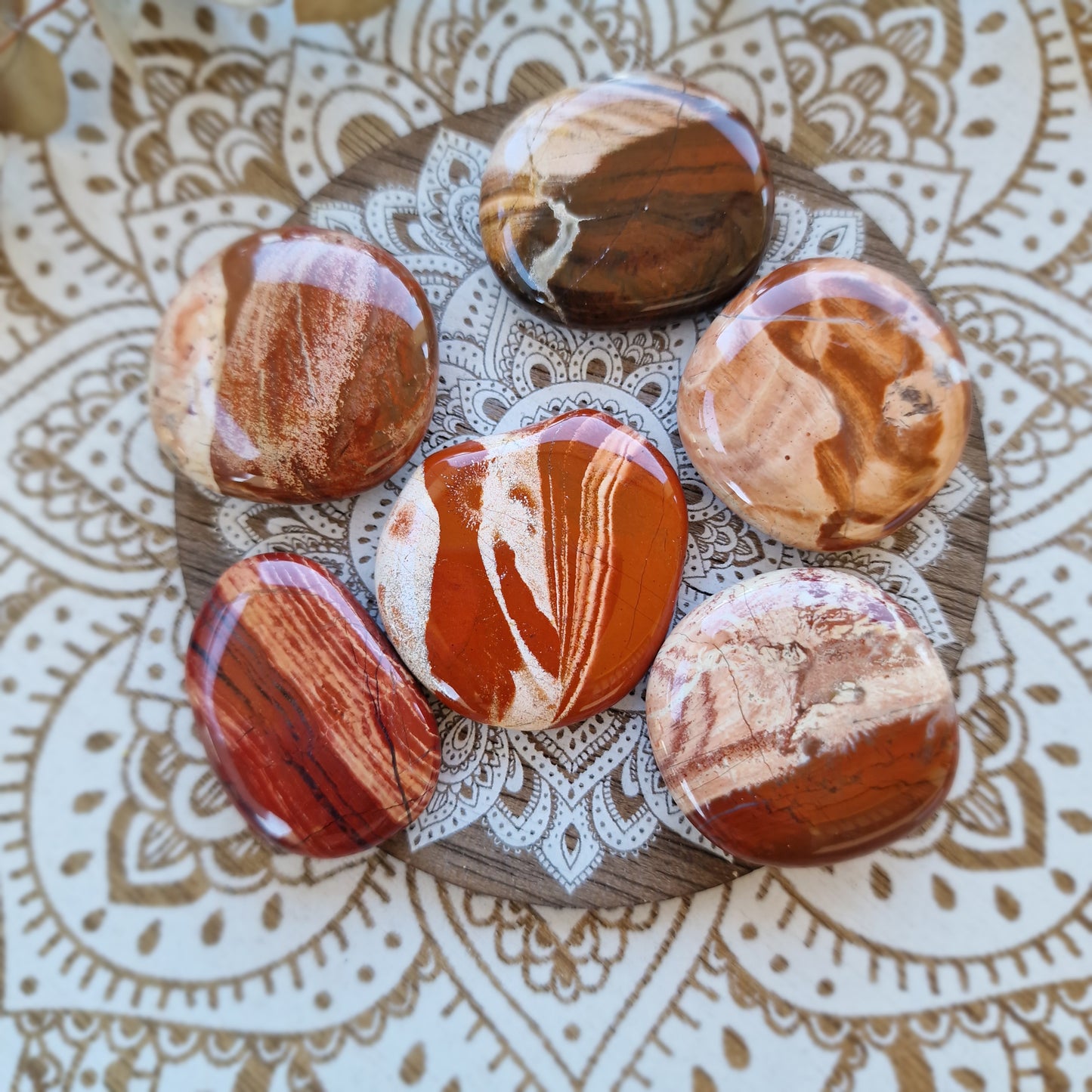 Jaspe rojo bandeado ~ Energía vital en la palma de tu mano