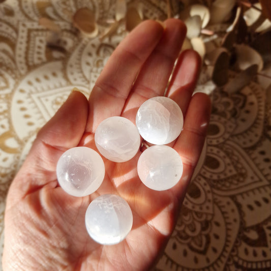 Pequeñas Esferas de Selenita ~ Limpieza y Armonía