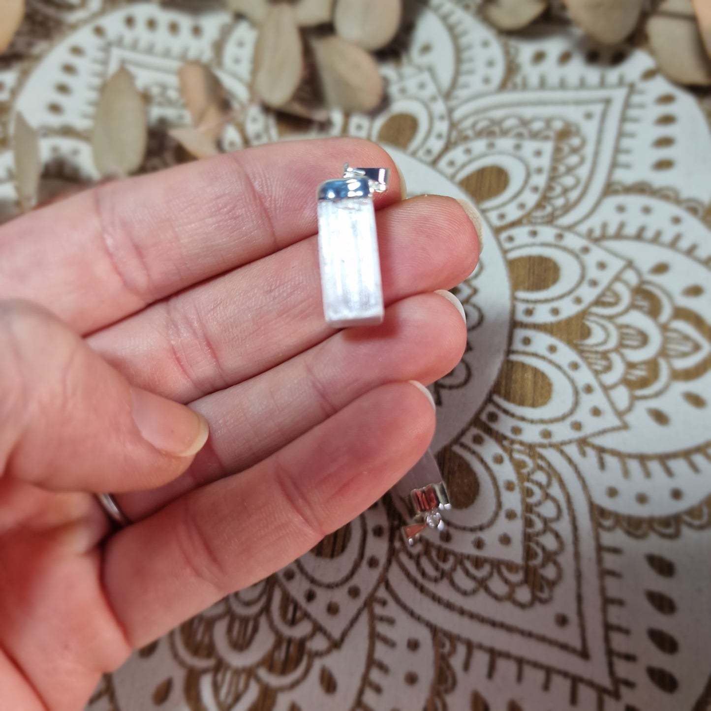 Colgante de Selenita ~ Claridad y Elevación Energética