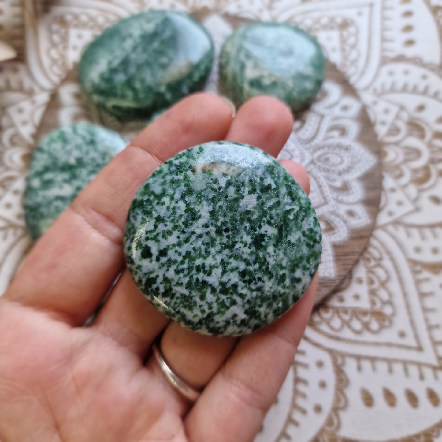 Piedra Plana Rodada de Jade Mariposita ~ Equilibrio y Armonía