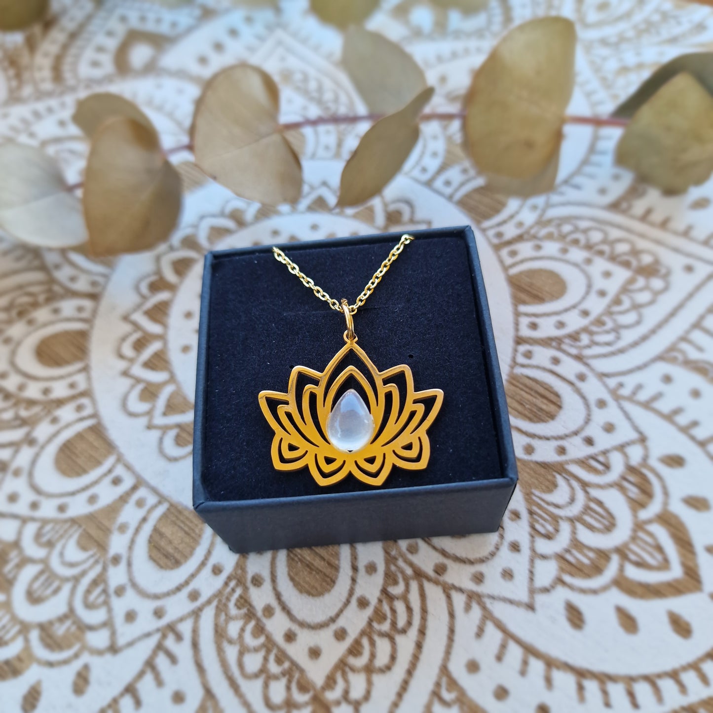 Colgante Flor de Loto con Piedra Luna ~ Equilibrio y Transformación