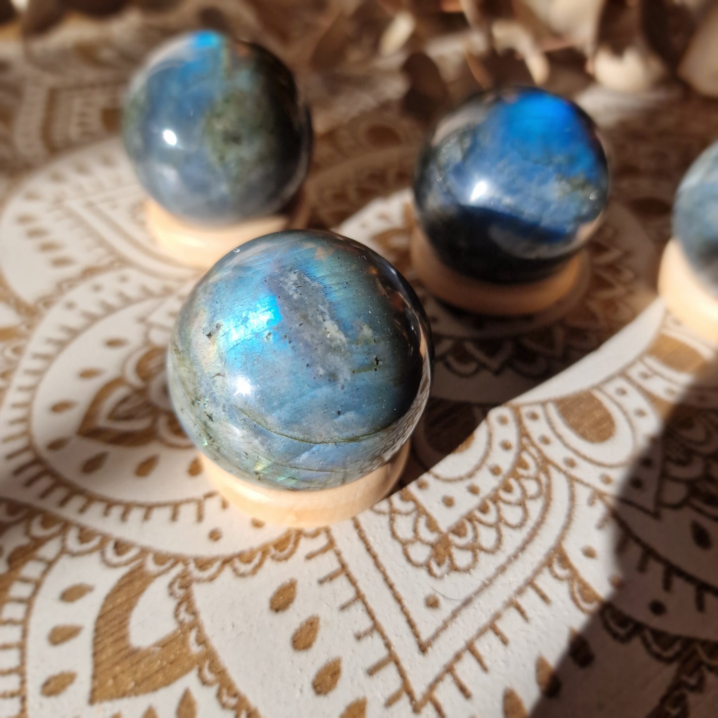 Esfera de Labradorita con Base de Madera ~ Protección y Conexión Interior