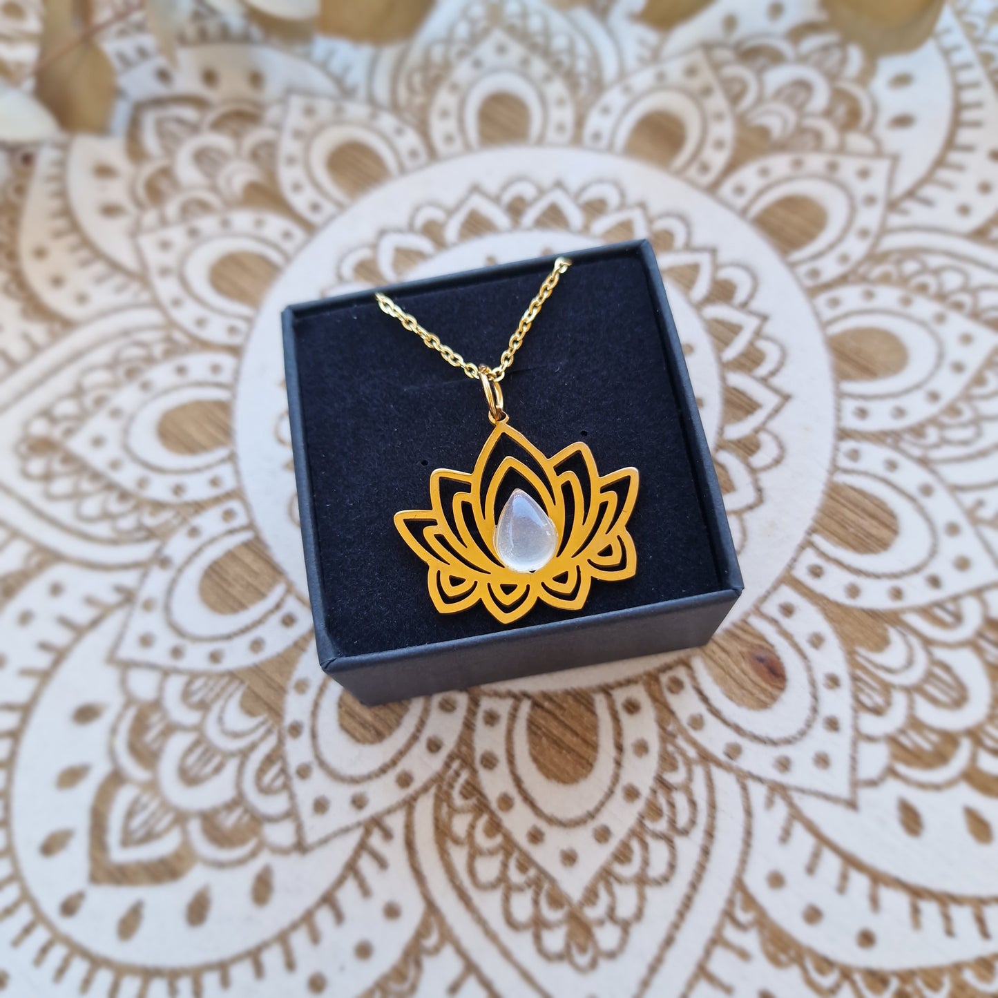 Colgante Flor de Loto con Piedra Luna ~ Equilibrio y Transformación