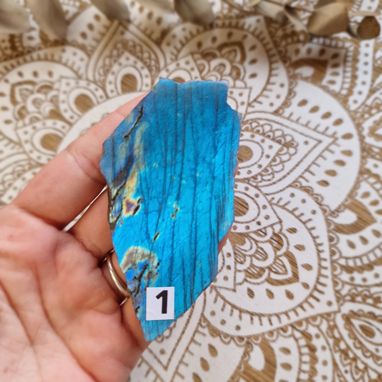 ✨ Labradorita – Pequeños portales de intuición y protección ✨