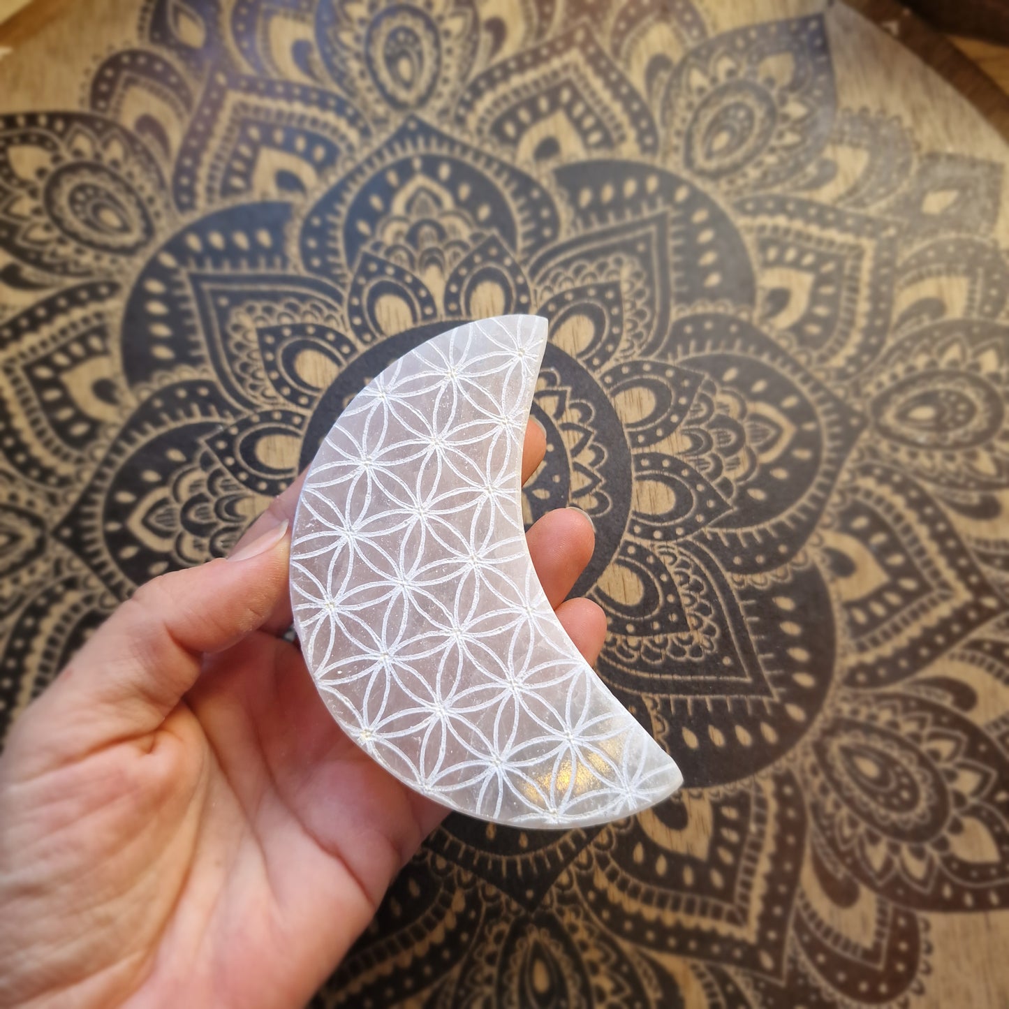 Placa de Selenita Media Luna con Flor de la Vida ~ Luz y purificación energética