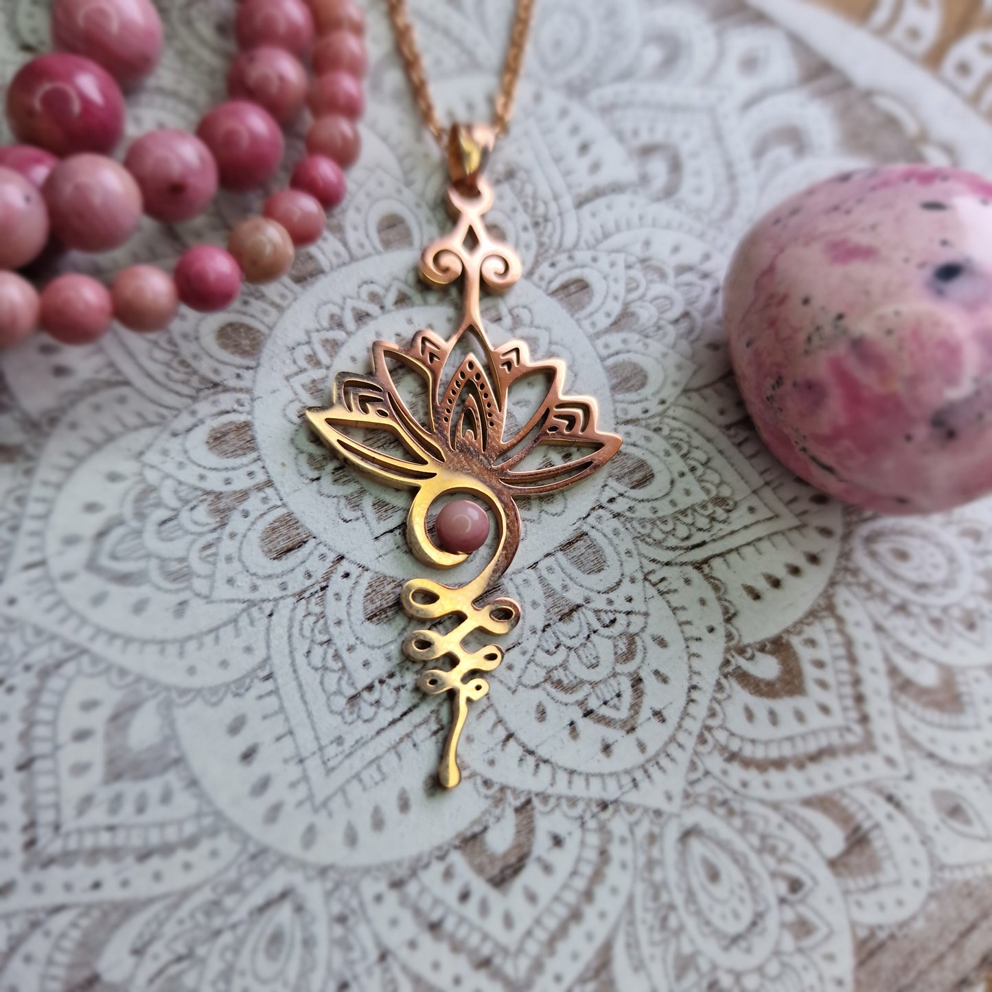 Colgante Acero Rosado Unalome con Rodonita ~ Equilibrio y Crecimiento Emocional