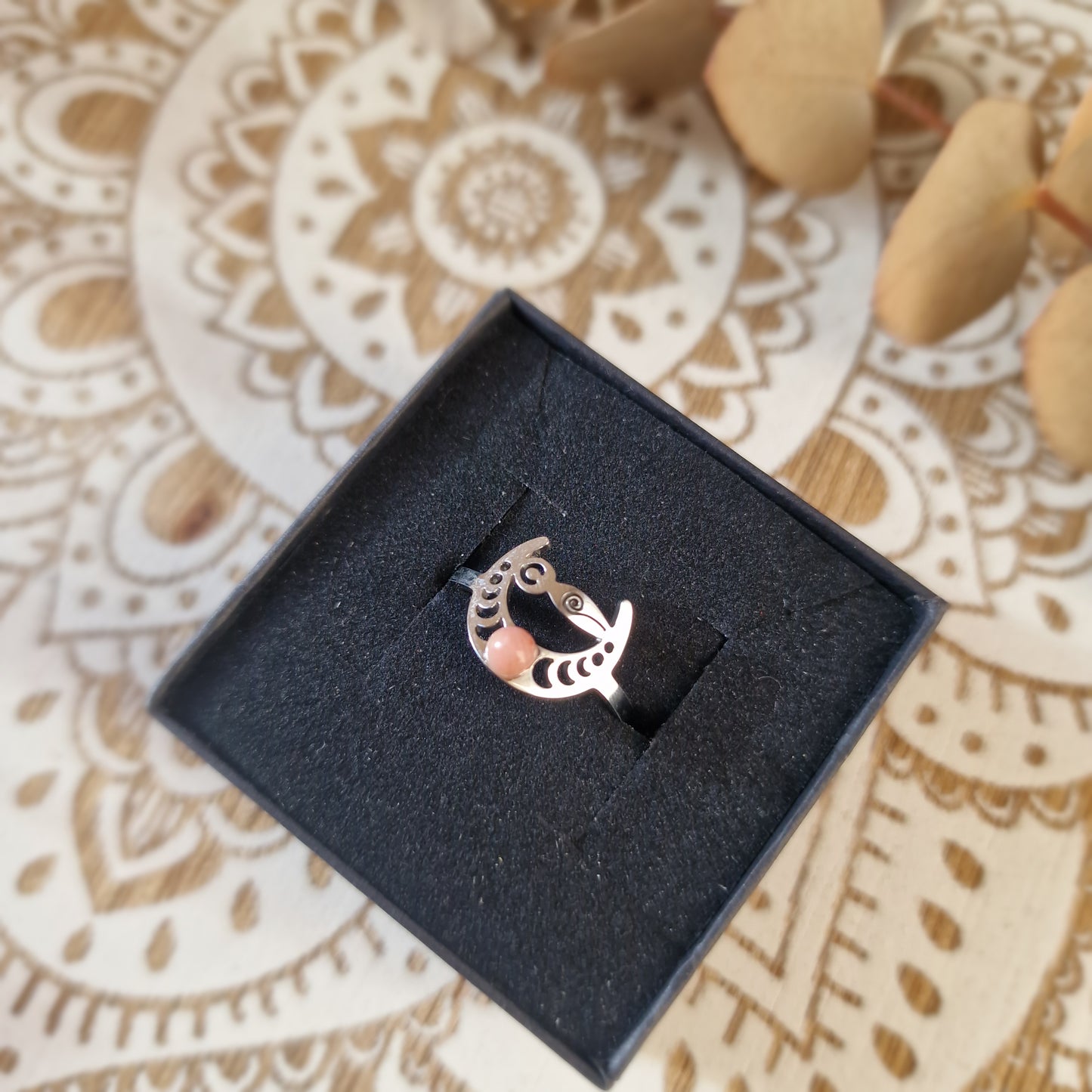 Anillo Ajustable  Luna y Diosa con Rodonita ~ Ciclos, feminidad y equilibrio emocional