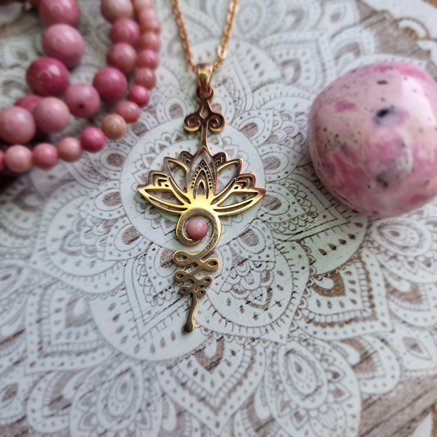 Colgante Acero Rosado Unalome con Rodonita ~ Equilibrio y Crecimiento Emocional