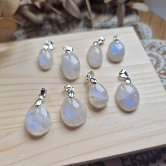 Colgante de Piedra Luna ~ Intuición y Energía Femenina