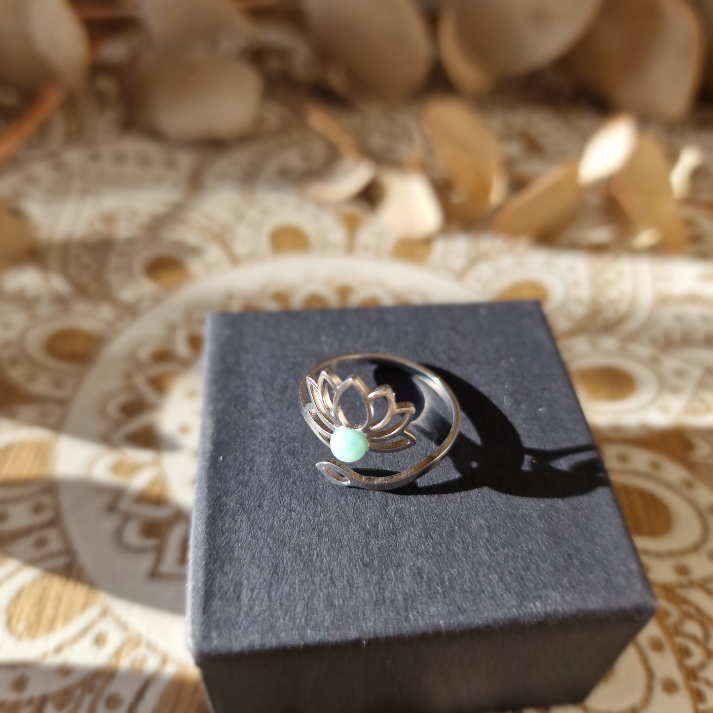 Anillo Ajustable Flor de Loto con Amazonita ~ Calma y simbolismo