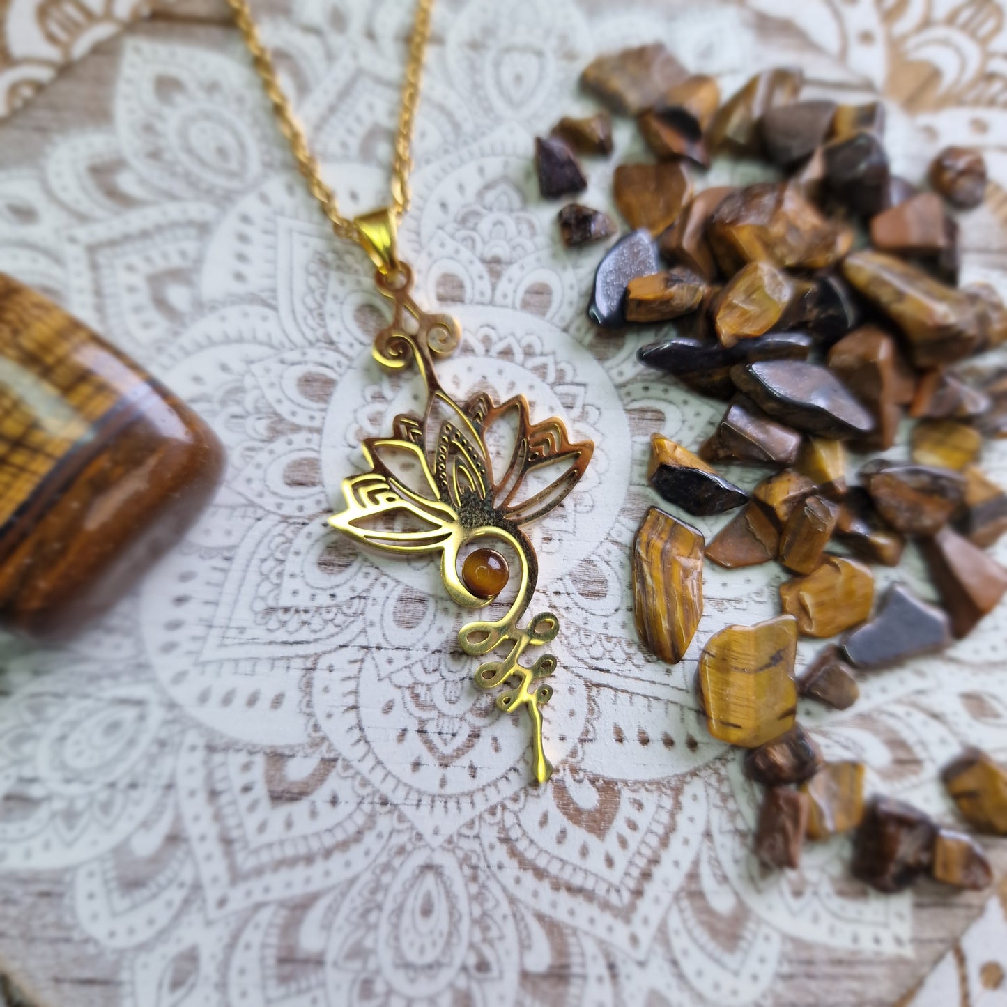 Colgante Dorado Unalome con Ojo de Tigre ~ Fuerza y Protección