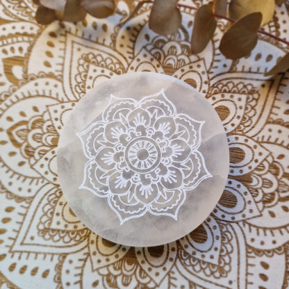 Base de Selenita Redonda ~ Flor Mandala ~ Energía y Armonización (10cm)