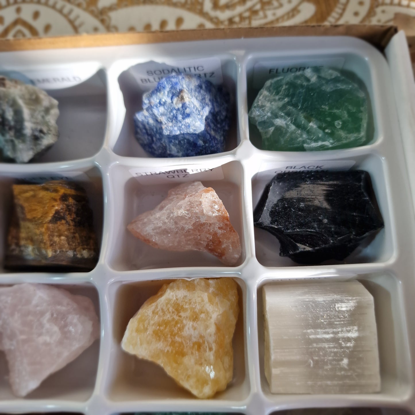 Caja de 24 piedras masivas ~ Colección de minerales naturales
