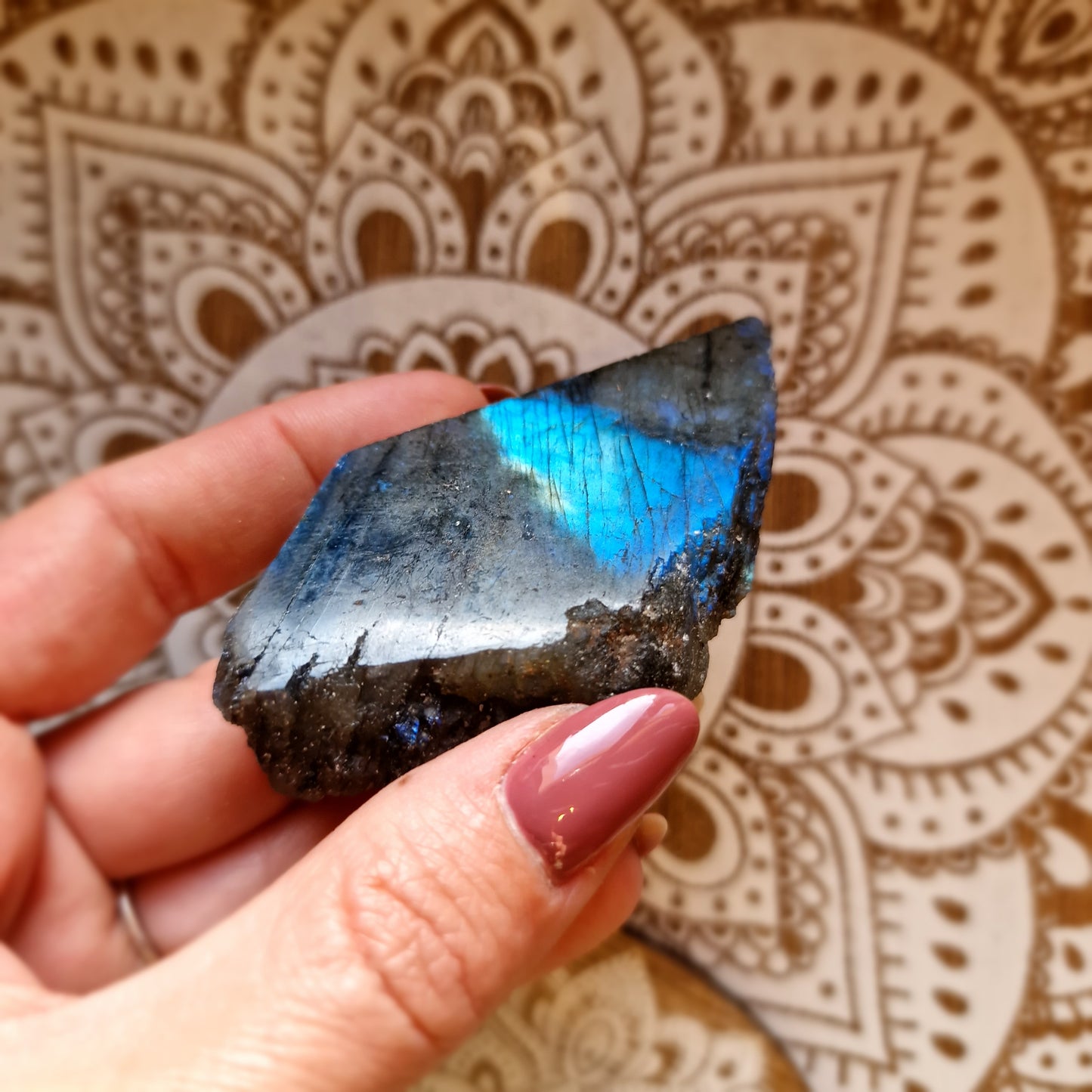 ✨ Labradorita – Pequeños portales de intuición y protección ✨